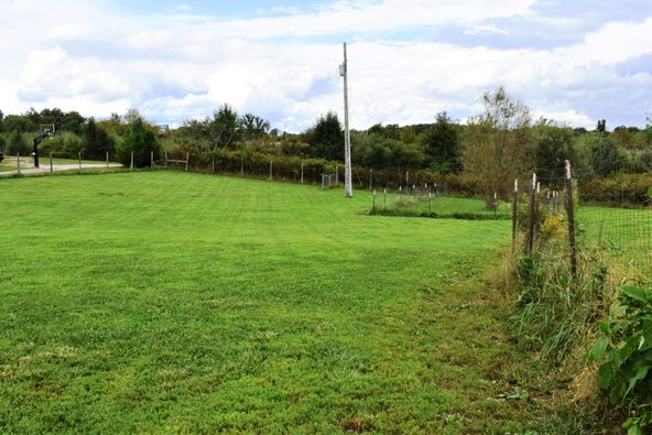 Bed & Biscuit: 153 Fence Ln, Crossville, TN 38571